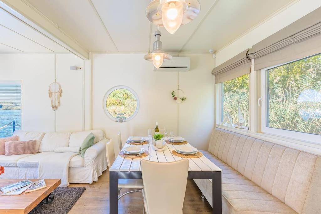 Ocarujuci Houseboat Na Dunaji براتسيلافا المظهر الخارجي الصورة