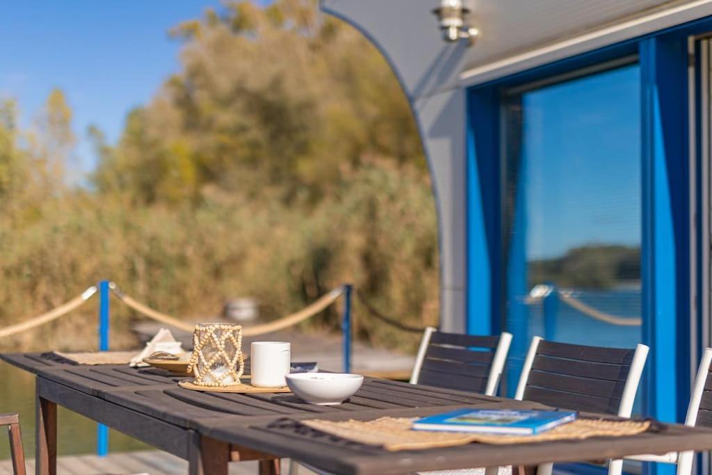 Ocarujuci Houseboat Na Dunaji براتسيلافا المظهر الخارجي الصورة