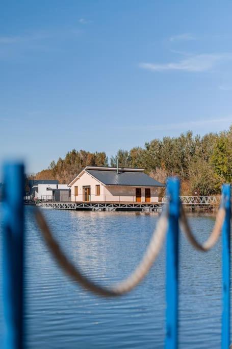 Ocarujuci Houseboat Na Dunaji براتسيلافا المظهر الخارجي الصورة