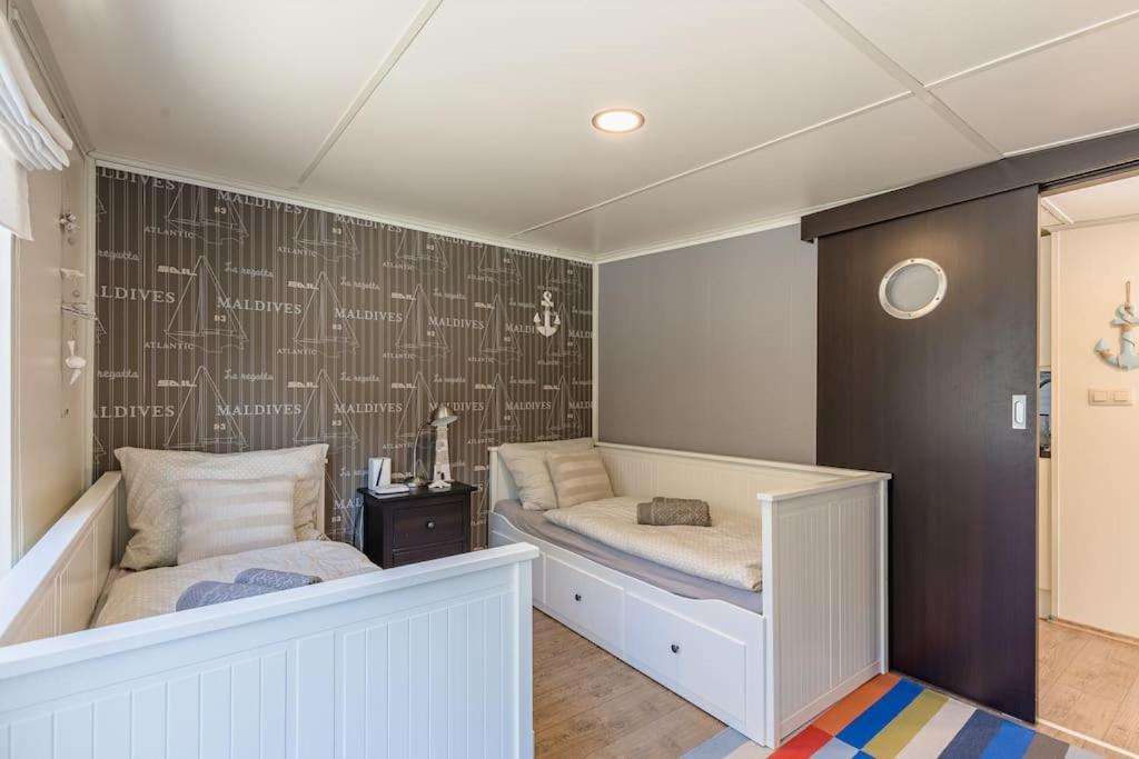 Ocarujuci Houseboat Na Dunaji براتسيلافا المظهر الخارجي الصورة