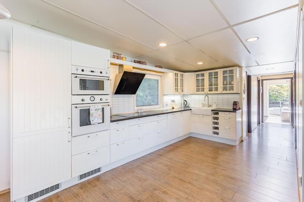 Ocarujuci Houseboat Na Dunaji براتسيلافا المظهر الخارجي الصورة