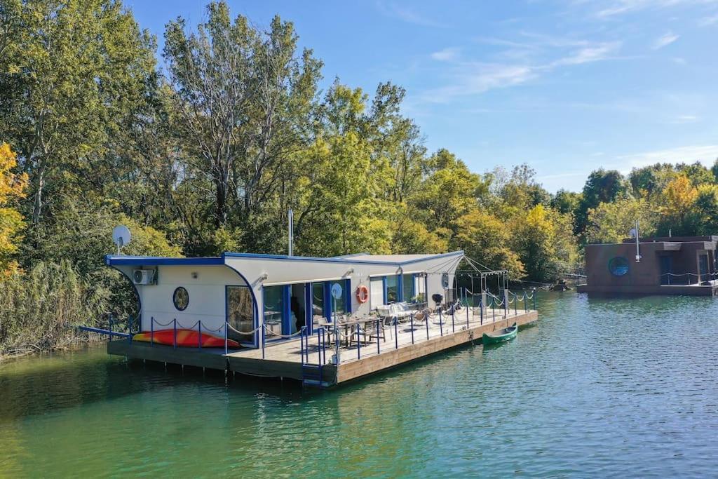 Ocarujuci Houseboat Na Dunaji براتسيلافا المظهر الخارجي الصورة