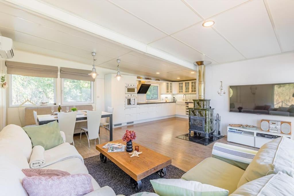 Ocarujuci Houseboat Na Dunaji براتسيلافا المظهر الخارجي الصورة