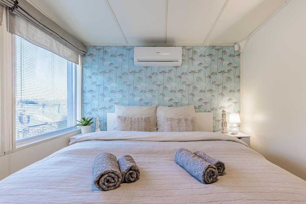 Ocarujuci Houseboat Na Dunaji براتسيلافا المظهر الخارجي الصورة