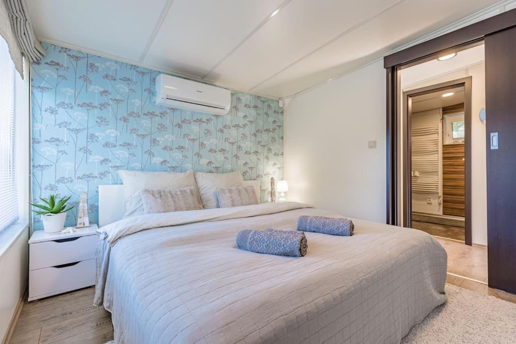 Ocarujuci Houseboat Na Dunaji براتسيلافا المظهر الخارجي الصورة