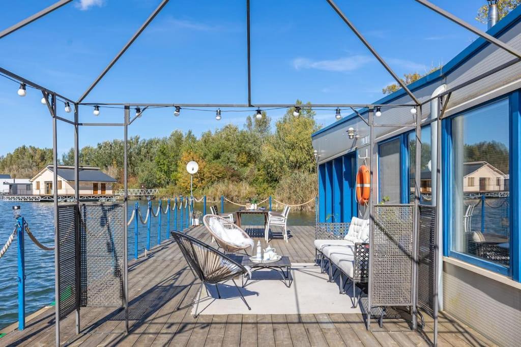 Ocarujuci Houseboat Na Dunaji براتسيلافا المظهر الخارجي الصورة