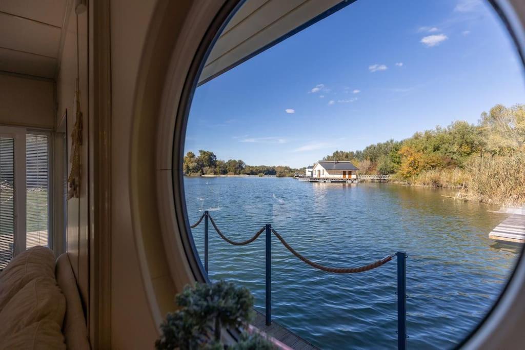 Ocarujuci Houseboat Na Dunaji براتسيلافا المظهر الخارجي الصورة