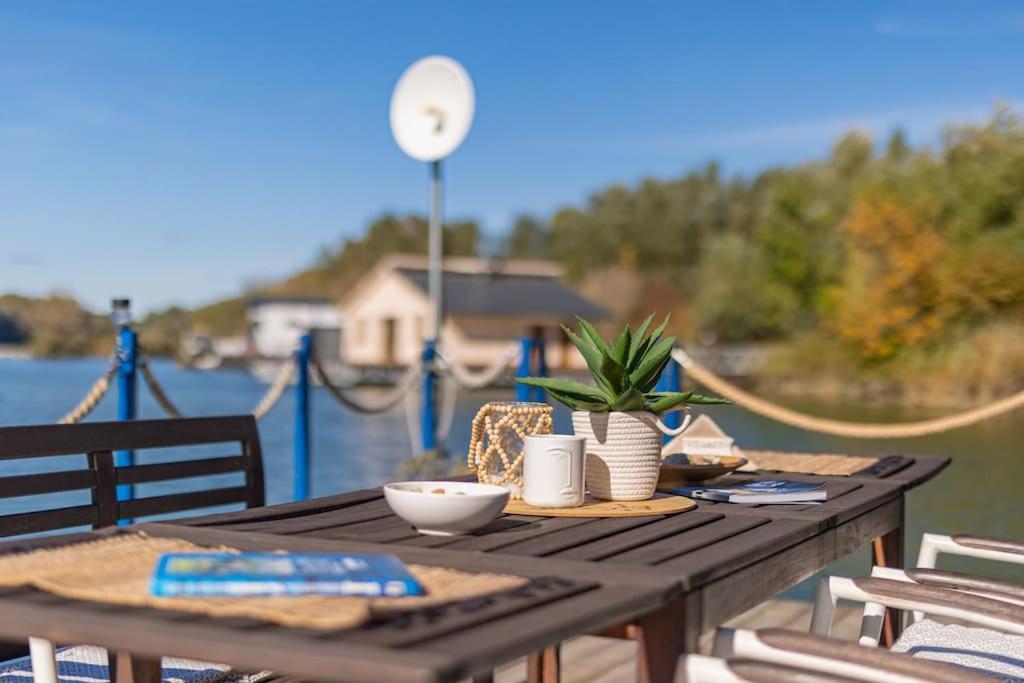 Ocarujuci Houseboat Na Dunaji براتسيلافا المظهر الخارجي الصورة