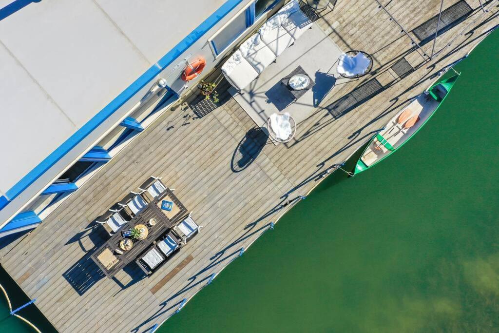 Ocarujuci Houseboat Na Dunaji براتسيلافا المظهر الخارجي الصورة