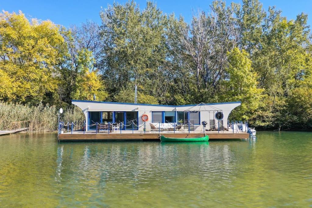 Ocarujuci Houseboat Na Dunaji براتسيلافا المظهر الخارجي الصورة