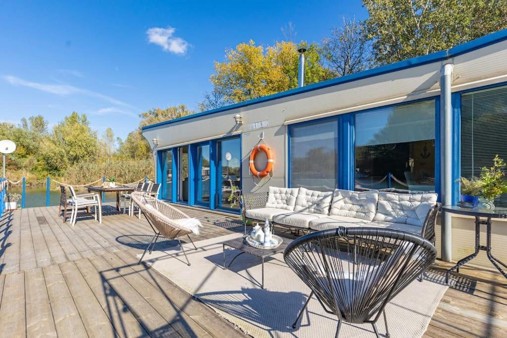 Ocarujuci Houseboat Na Dunaji براتسيلافا المظهر الخارجي الصورة
