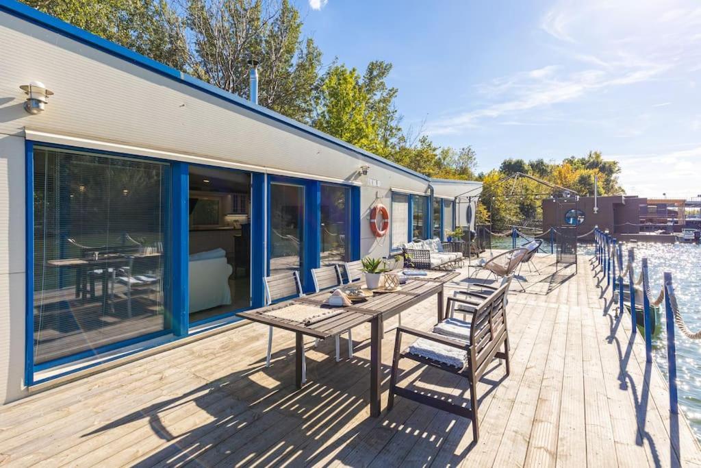 Ocarujuci Houseboat Na Dunaji براتسيلافا المظهر الخارجي الصورة