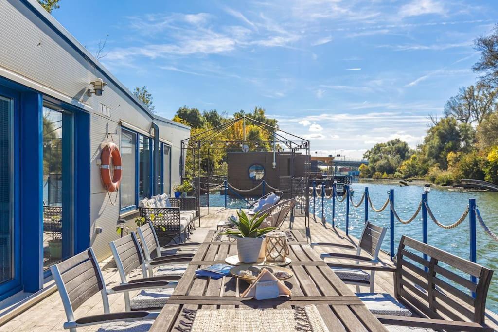 Ocarujuci Houseboat Na Dunaji براتسيلافا المظهر الخارجي الصورة