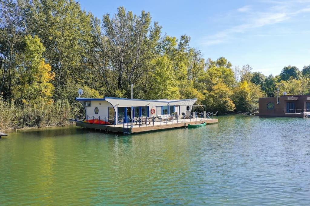 Ocarujuci Houseboat Na Dunaji براتسيلافا المظهر الخارجي الصورة